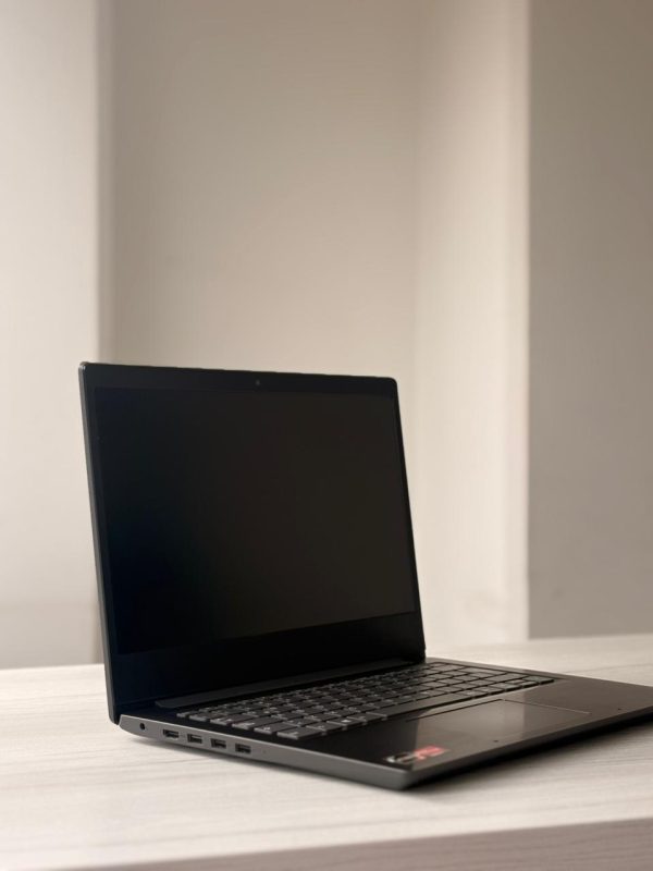 Lenovo V14 RYZEN 3 3000 16 GB 512GB SSD